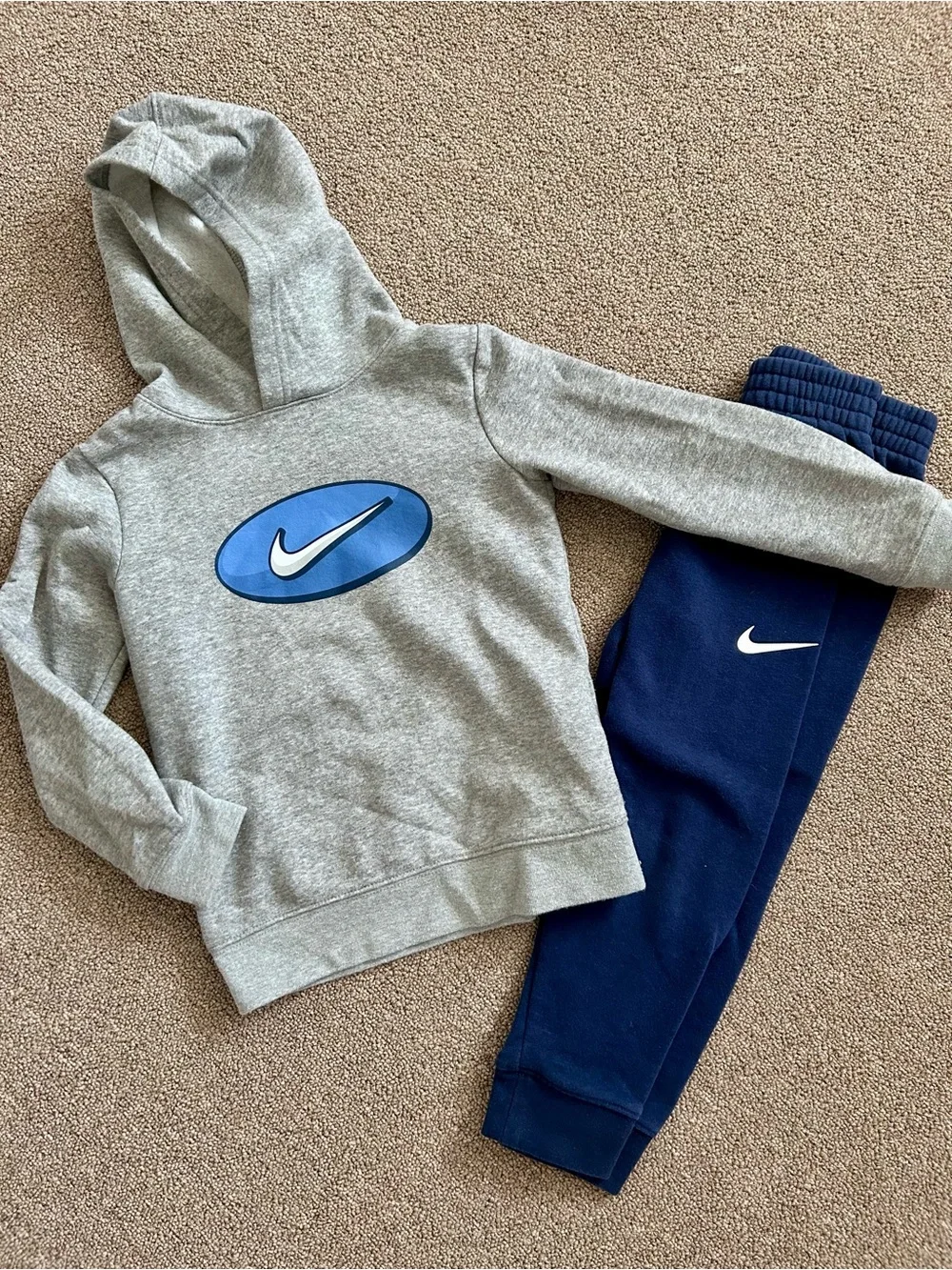 Nike Size S (4-5 yrs) sweatshirt and sweat pant set